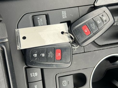 Used 2022 Toyota Highlander XLE image 32