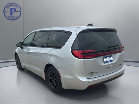 Used 2023 Chrysler Pacifica Limited w/ Uconnect Theater Family Group FWD image 5