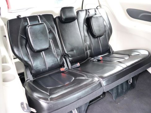 Used 2023 Chrysler Pacifica Touring-L image 14