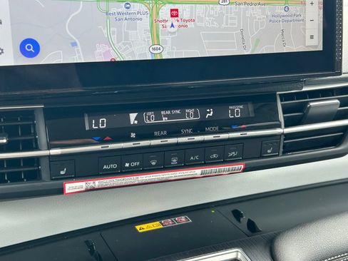 Used 2026 Toyota Sienna XLE FWD image 33