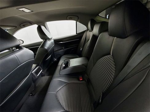 Used 2022 Toyota Camry SE image 9