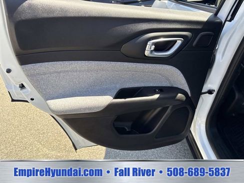 Used 2023 Jeep Compass Latitude w/ Sun and Sound Group AWD/4WD image 18