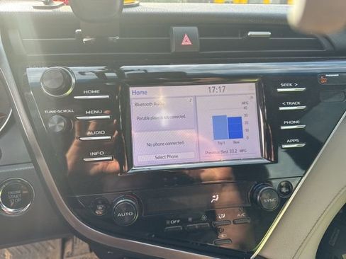 Used 2018 Toyota Camry XSE image 9