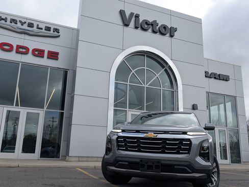 Used 2025 Chevrolet Equinox LT w/ Safety and Technology Package FWD image 2