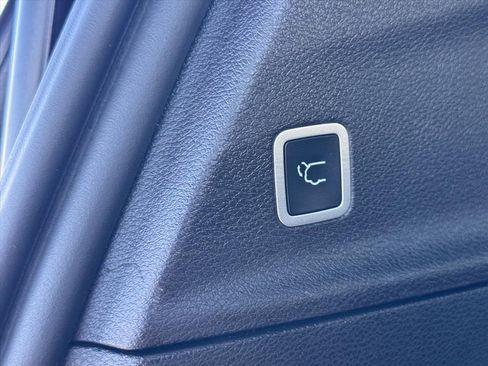 Used 2020 Chrysler Pacifica Touring-L image 10