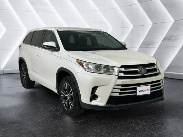Used 2017 Toyota Highlander LE FWD image 1