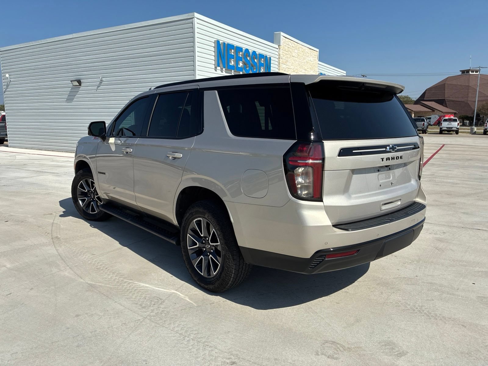 Used 2023 Chevrolet Tahoe Z71 w/ Luxury Package AWD/4WD image 5
