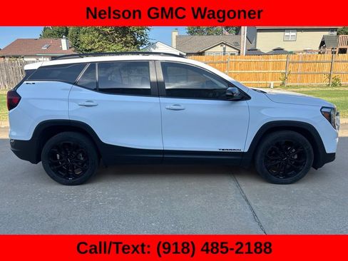 Used 2022 GMC Terrain SLE w/ Driver Convenience Package FWD image 4