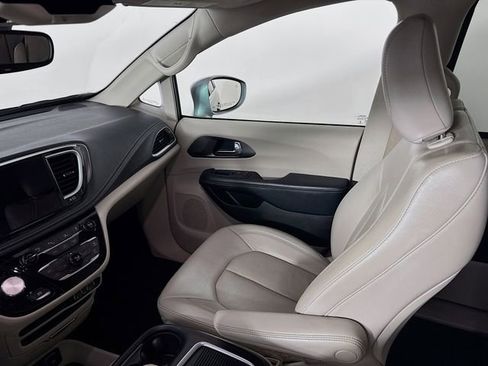 Used 2021 Chrysler Pacifica Touring-L image 26