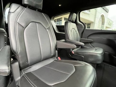 Used 2025 Chrysler Pacifica Select FWD image 27