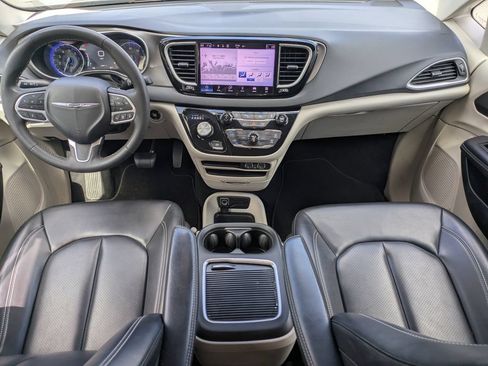 Used 2023 Chrysler Pacifica Touring-L FWD image 4