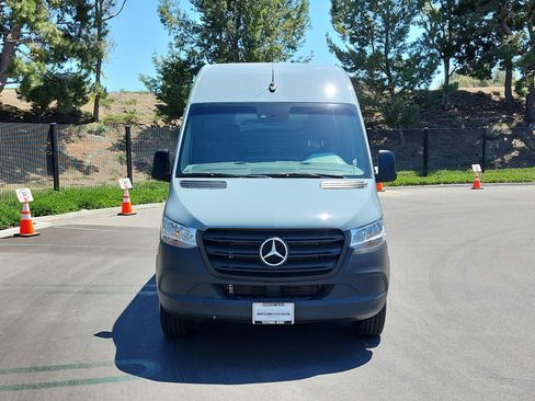 Used 2024 Mercedes-Benz Sprinter 2500 image 2