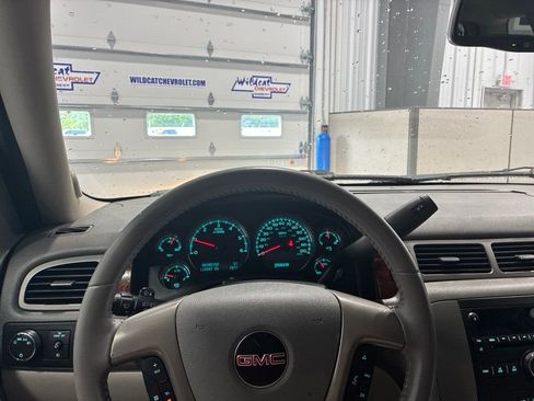 Used 2010 GMC Yukon XL SLT w/ SLT-2 Equipment Package AWD/4WD image 19