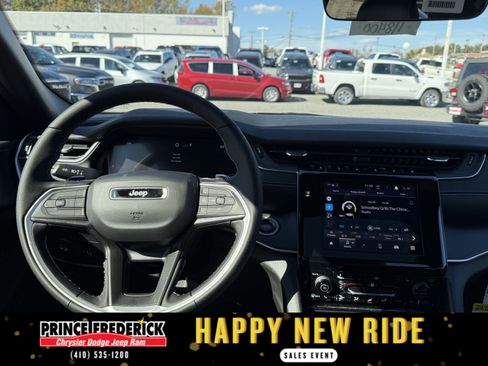 New 2025 Jeep Grand Cherokee 4WD image 18