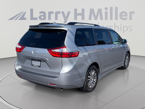 Used 2018 Toyota Sienna XLE FWD image 5