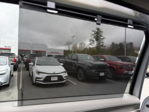 Used 2021 Toyota Sienna XLE w/ XLE Plus Package AWD/4WD image 11