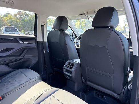 New 2025 Volkswagen Tiguan SE image 18