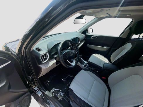 Used 2024 Hyundai Venue SEL FWD image 7