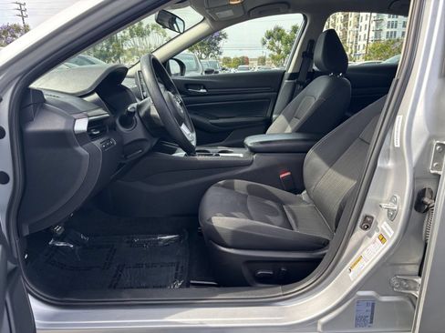 Used 2025 Nissan Altima 2.5 SV FWD image 22