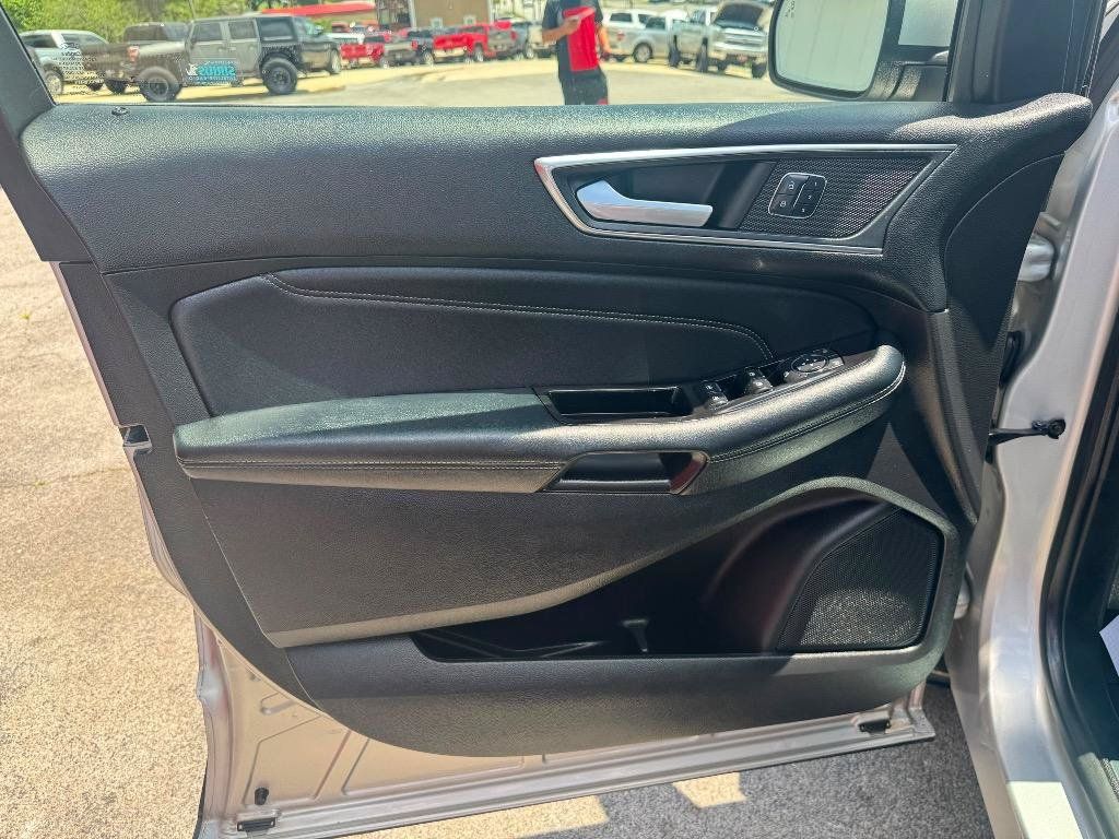 Used 2017 Ford Edge Titanium w/ Technology Package FWD image 8