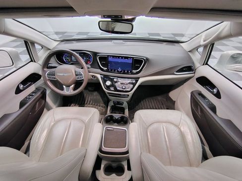Used 2021 Chrysler Pacifica Touring-L w/ Uconnect Theater Family Group FWD image 2