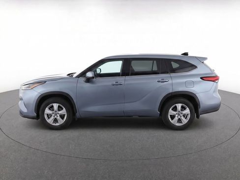 Used 2023 Toyota Highlander LE FWD image 6