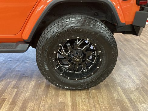 Used 2018 Jeep Wrangler Unlimited Sahara AWD/4WD image 9
