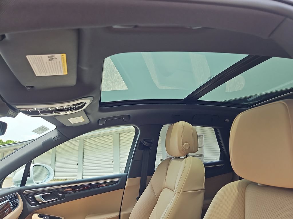 Certified 2026 Porsche Macan AWD/4WD image 12