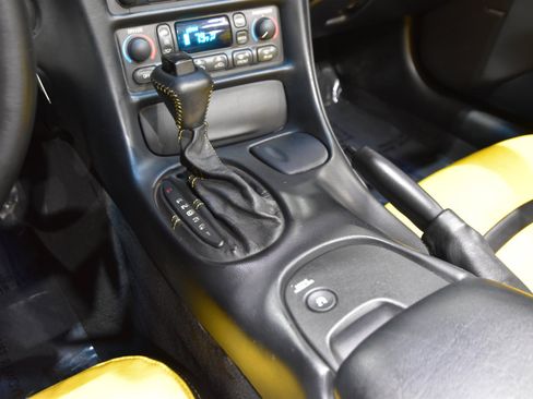 Used 1998 Chevrolet Corvette Convertible w/ Memory Pkg image 39