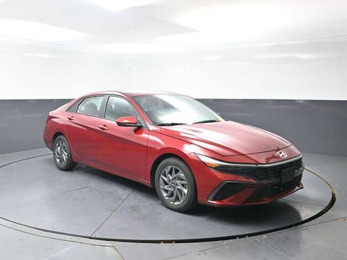 Used 2024 Hyundai Elantra SEL FWD image 4