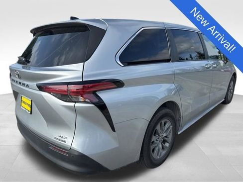 Used 2021 Toyota Sienna XLE FWD image 7