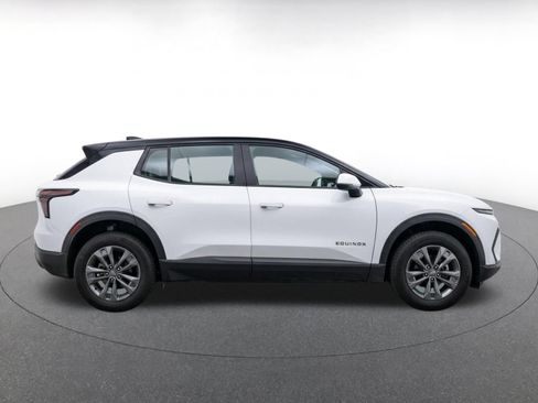 Used 2025 Chevrolet Equinox LT AWD/4WD image 10