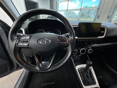 Used 2022 Hyundai Venue Limited FWD image 14