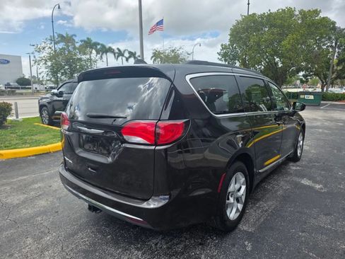 Used 2017 Chrysler Pacifica Touring-L FWD image 5