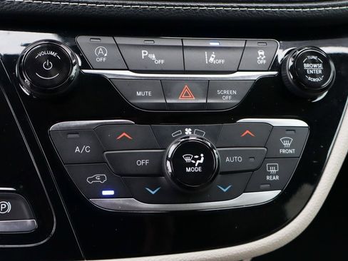 Used 2021 Chrysler Pacifica Touring-L image 37