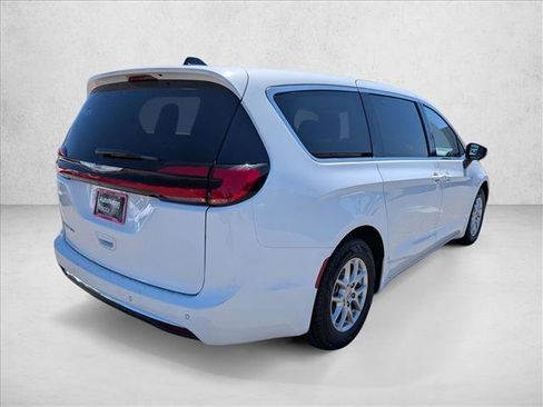 Used 2023 Chrysler Pacifica Touring-L FWD image 5