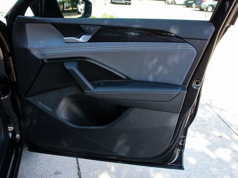 Certified 2025 Volkswagen Tiguan SE image 25