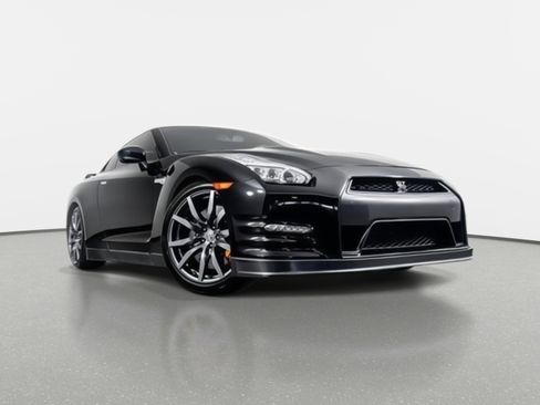 Used 2015 Nissan GT-R Premium image 2