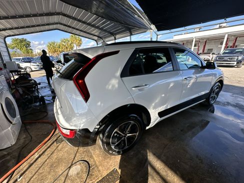Certified 2024 Kia Niro SX image 22