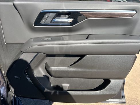 Used 2025 Chevrolet Suburban LT w/ Comfort Package image 36