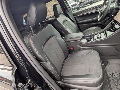 New 2026 Jeep Grand Cherokee Altitude AWD/4WD image 28