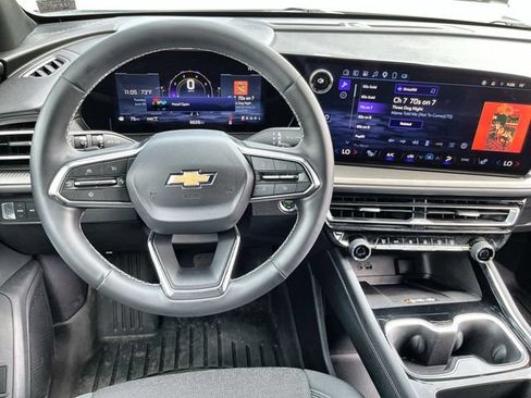 Used 2025 Chevrolet Traverse LT AWD/4WD image 12