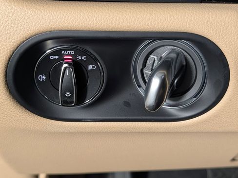 Certified 2023 Porsche Macan AWD/4WD image 32
