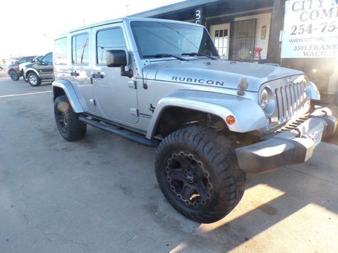 Used 2015 Jeep Wrangler Unlimited Rubicon w/ Connectivity Group image 4