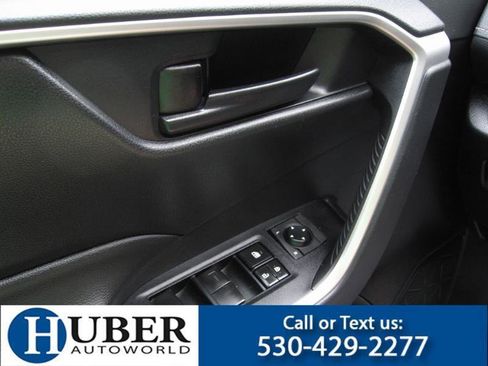 Used 2019 Toyota RAV4 LE FWD image 5