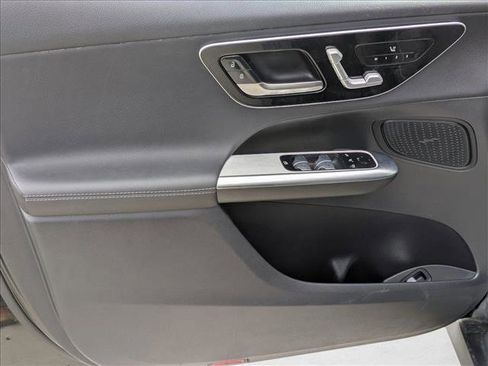 Used 2025 Mercedes-Benz GLC 300 4MATIC image 9