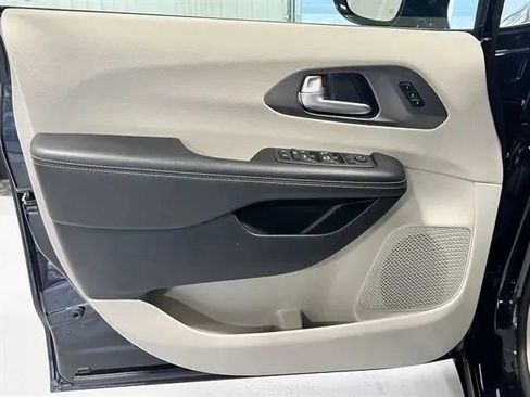 Used 2024 Chrysler Pacifica Touring-L image 9