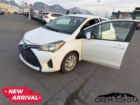 Used 2015 Toyota Yaris L image 3