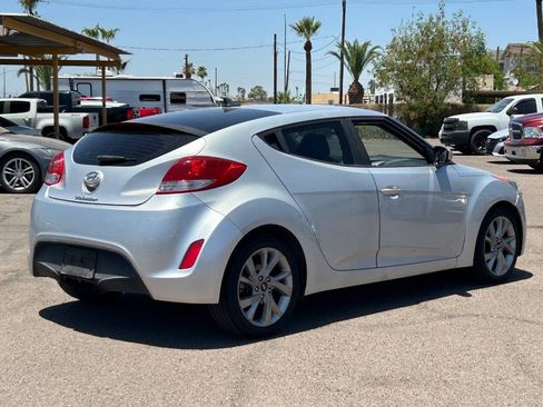 Used 2017 Hyundai Veloster FWD image 3