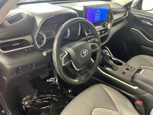 Used 2023 Toyota Highlander Bronze Edition FWD image 12